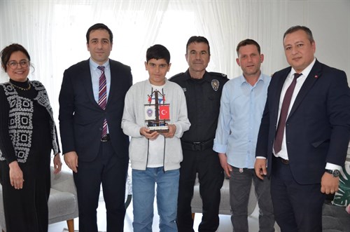 Kaymakam TUNCER, Bayrağımıza Sahip Çıkan Kahramanı Evinde Ziyaret Etti